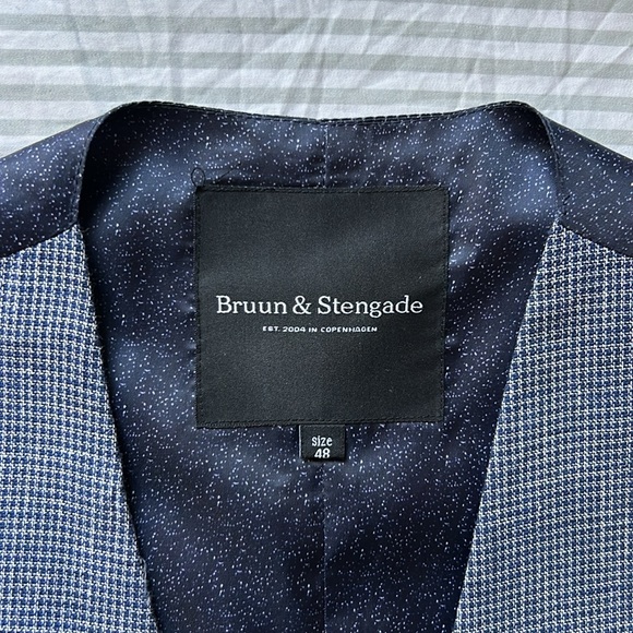 Bruun & Stengade 48 EU / 38 USA (XS) slim fit button vest. Basket weave pattern. - Picture 2 of 5